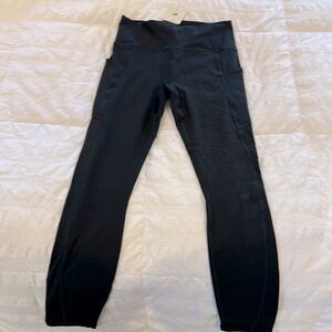 Fabletics oasis pure luxe high wasted 7/8 legging in black. Size medium